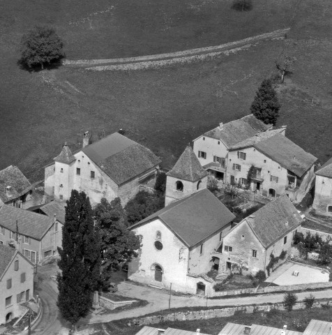 Vue aérienne du village et de l'église Saints Pierre et Paul.