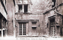 La cour intérieure de la Maison des Têtes, Grande-Rue.