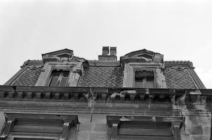 Dieulefit.- Détail des dégradation sur la façade de la mairie.