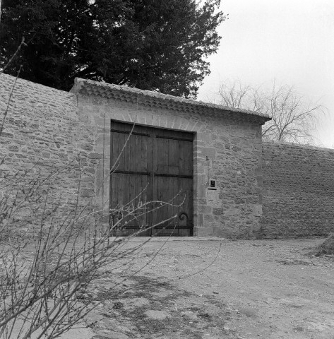 Étoile-sur-Rhône.- L'entrée sud du château Saint-Ange.