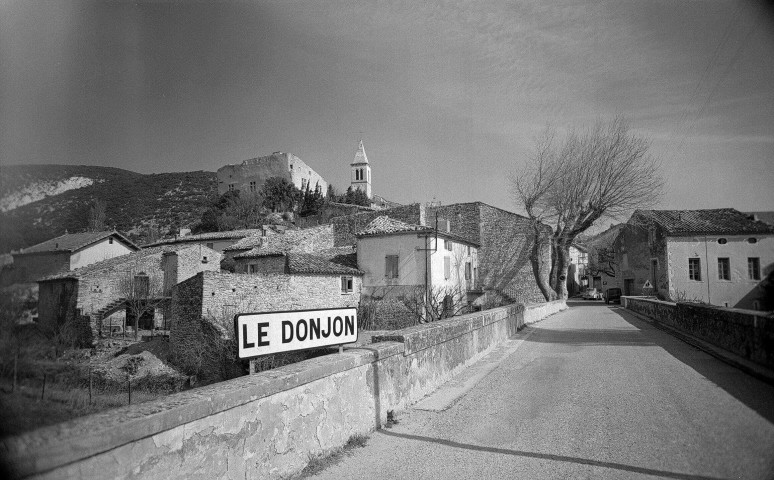 Le Pègue. - Le village vu du pont sur le ruisseau le Donjon.