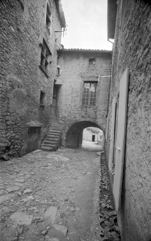 Bourdeaux.- Une ruelle du village