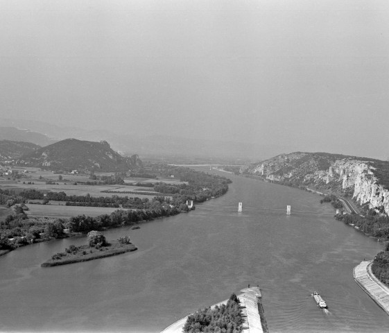 Vue aérienne du défilé, et le pont du Robinet sur le Rhône.