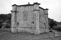 Saint-Restitut.- Façades de la chapelle du Saint-Sépulcre.