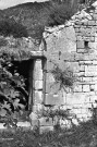 Saint-May. - Restes d'un arc roman à gauche de la façade occidentale de la chapelle du prieuré de Bodon.