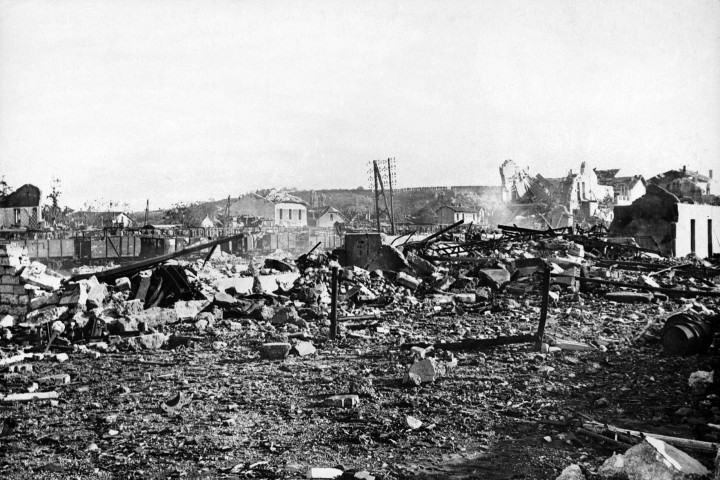 La gare, cour de la Cécile après le bombardement du 13 octobre 1944.