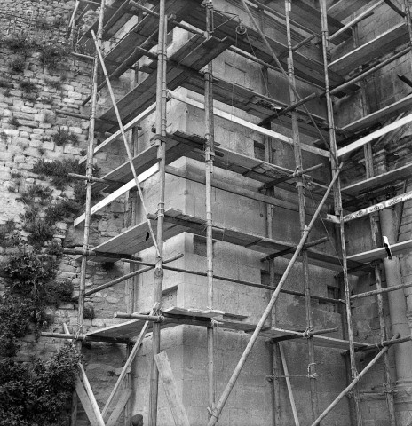 Grignan. - Façade de la collégiale Saint-Sauveur pendant les travaux de restauration.