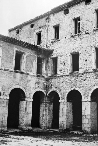 Buis-les-Baronnies.- La cour intérieure de l''ancien couvent des Dominicains.