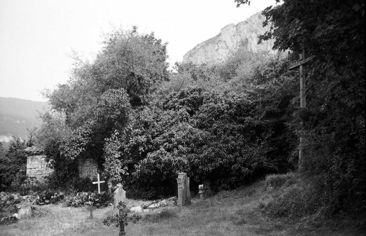 Omblèze. - La chapelle Sainte-Madeleine et le cimetière du hameau d'Ansage, avant les travaux de dégagement de juillet 1979.