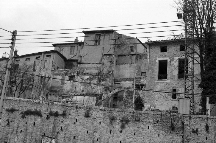 Valence.- L'immeuble le Présidial aux abords de la cathédrale Sainte-Apollinaire, avant restauration.