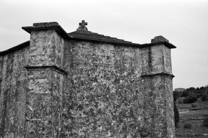 Saint-Restitut.- Façade de la chapelle du Saint-Sépulcre.