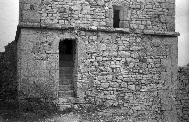 Marsanne. - Porte du clocher, face nord, de l'ancienne église Saint-Félix.