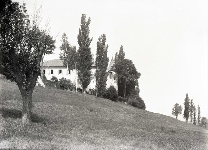 Charols, château de Salettes. - La maison vue depuis l'est.