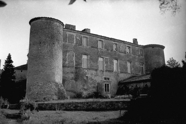 La Touche. - Façade principale du château, côté jardin.