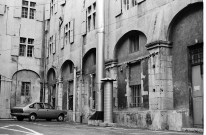 Valence. - La façade côté cour de l'ancienne abbaye de Vernaison, devenue annexe du Palais de Justice.
