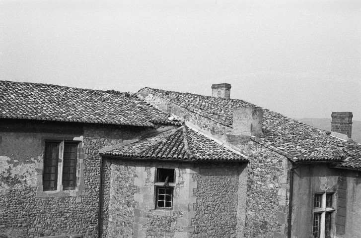 Saint-Vallier. - L'angle nord-ouest de la couverture sur cour du château.