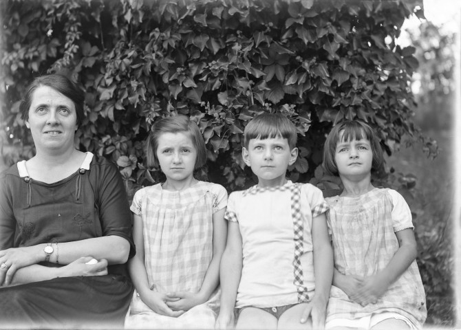 Charols, château de Salettes. - Marthe de Courtois, Marie-Thérèse Champin, Jacques Champin et Françoise Champin, côte à côte.