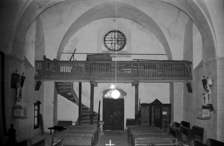 Glandage.- La nef et la tribune de l'église Saint-Pierre et Paul.