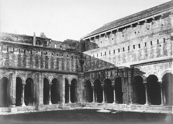 Arles (Bouches-du-Rhône). - Cloître de la cathédrale Saint-Trophime.