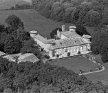 Vue aérienne du château de la Gardette maison forte du XIIIe siècle, remaniée au XVIe siècle.