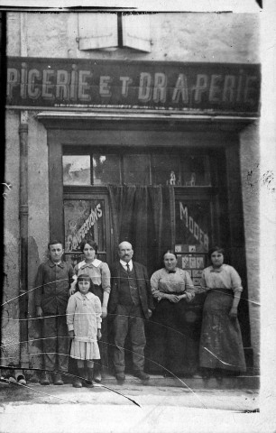 Grignan.- L'épicerie draperie Gérard Laffet.