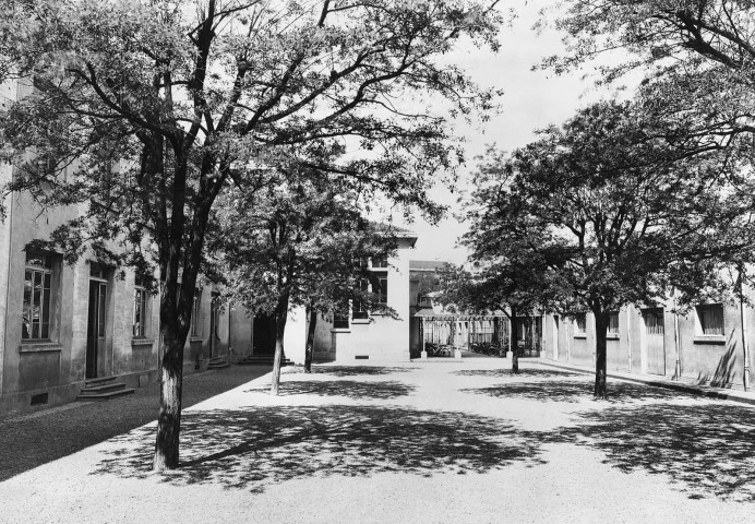 Valence.- La cour du collège/lycée d'enseignement technique, rue Amblard.