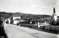 Puy-Saint-Martin.- La route de Montélimar avec un monument aux morts.