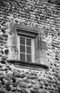 Chanos-Curson.- Fenêtre de la façade nord de la maison forte de Conflans.