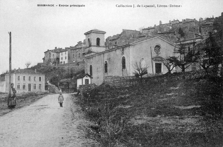 Le groupe scolaire et l'église Saint-Pierre.