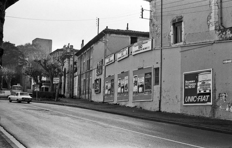 Montélimar.- Publicité aux abords de la porte Saint-Martin.