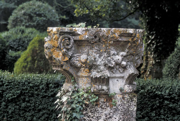 Saint-Thomas-en-Royans.- Chapiteau dans le parc de la Chatronnière.