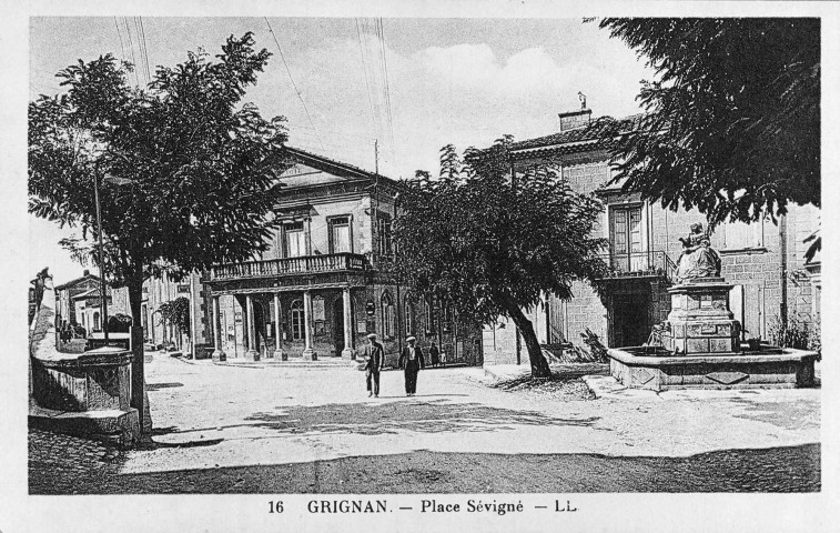 Grignan.- Place Sévigné.