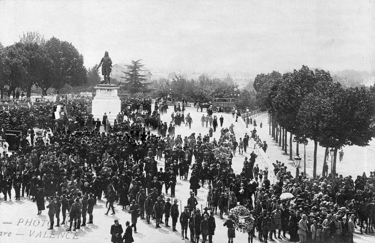 Valence.- Les funérailles officielles des 129 victimes de l'incendie de la salle Sainte Madeleine, Champs-de-Mars, le 1 juin 1919.