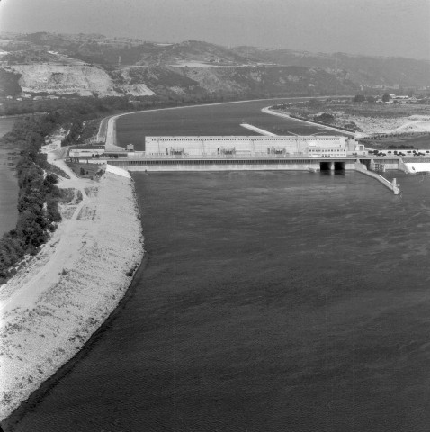 Vue aérienne du barrage sur le Rhône.