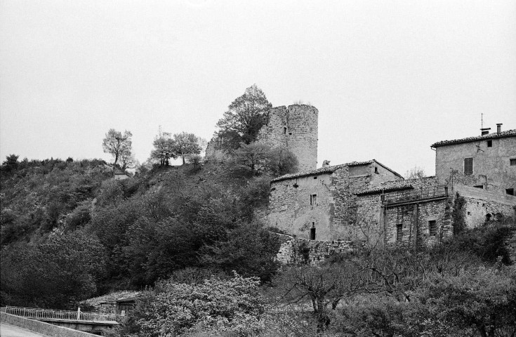 La Charce.- Le château et les abords.