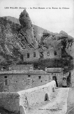 Les Pilles.- Vue du village et du pont romain.