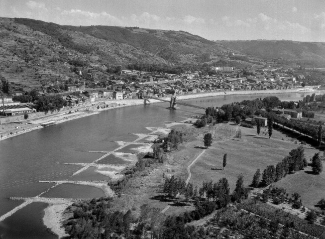 Saint-Vallier-sur-Rhône.- Vue aérienne du pont suspendu sur le Rhône reliant la ville et Sarras en Ardèche.