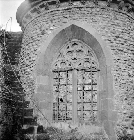 Manthes. - Fenêtre à double lancette de l'église Saint-Pierre.