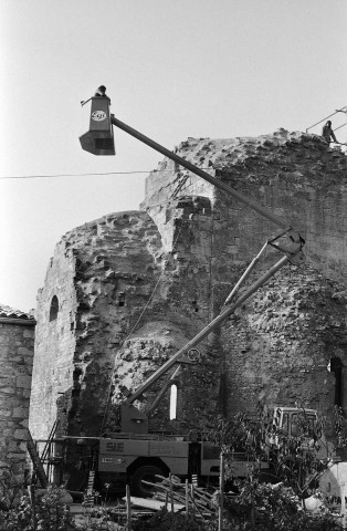 Allan. - Travaux de restauration de la chapelle Barbara, utilisation d'une benne automotrice.