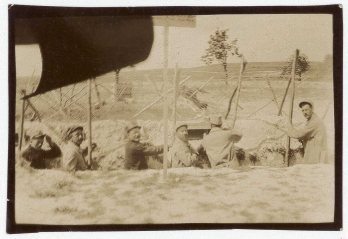 Courtémont. - Soldats de la 2ème compagnie dans la tranchée modèle.