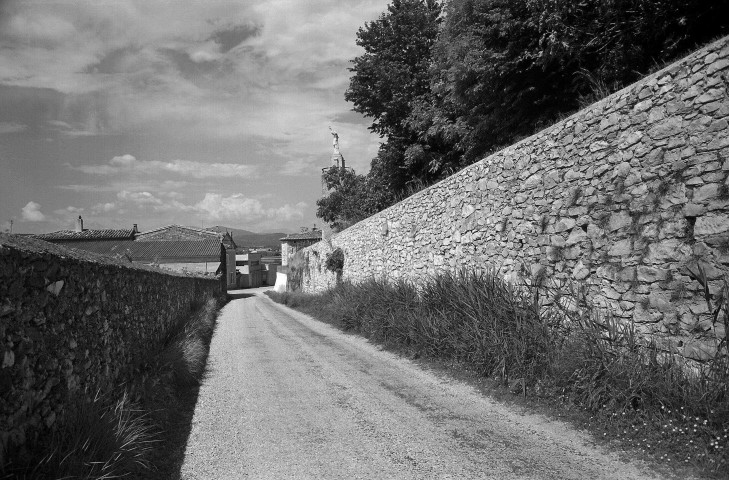 Montboucher-sur-Jabron. - Route menant au village et le clocher de la chapelle Saint Blaise.