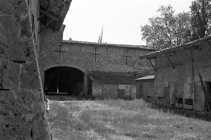 Châteaudouble.- Façade sud de la ferme du château.