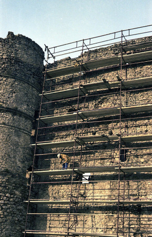 Montbrun-les-Bains.- Travaux de consolidation de la façade est du château.