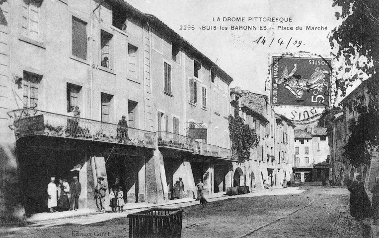 Buis-les-Baronnies.- Place du Marché.