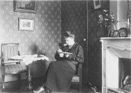 Charols, château de Salettes. - Marthe de Courtois brodant dans le salon.