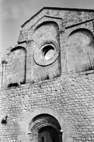 La Garde-Adhémar.- La chapelle Notre-Dame des Nymphes avant la restauration de la toiture en 1991.