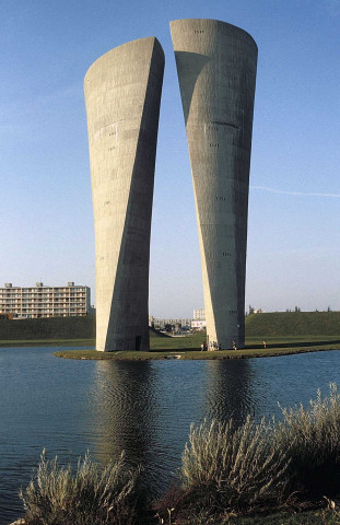 Valence.- Le château d'eau de Valence-le-Haut réalisation d'André Gomis (architecte) et Tloupas Philolaos (sculpteur) en 1963.