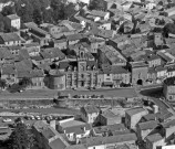 Vue aérienne d'une partie de la ville, au centre l'Hôtel de ville.