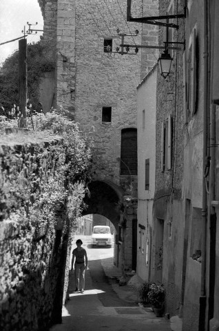 Montbrun-les-Bains. - Façade est du beffroi.