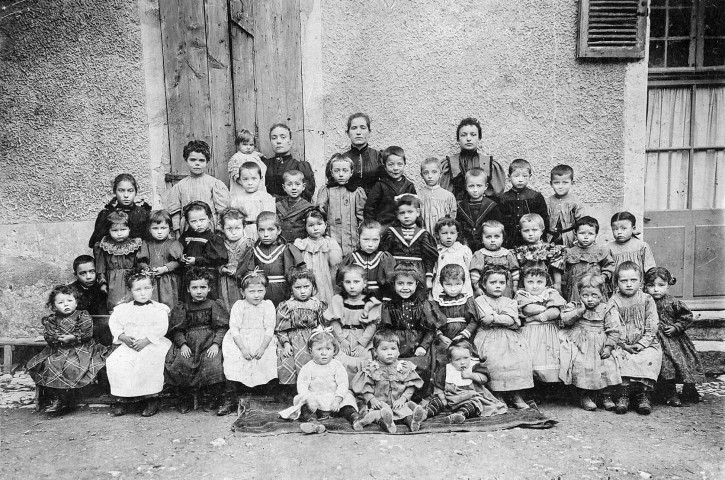 Buis-les-Baronnies.- Élèves de l'école maternelle.